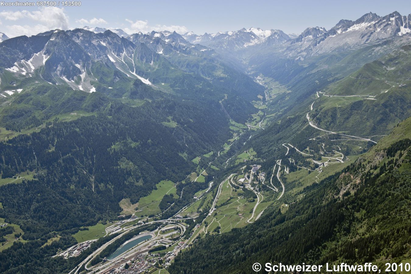 Val Bedretto Richtung Nufenenpasse (W). Im Vordergrund Airolo; Gotthard-Passstrasse; Bergkette oben links: Cristallina; Siedlung auf der Anhöhe links: Peciüm